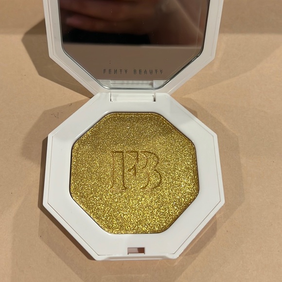 Fenty Beauty Other - Fenty Beauty Trophy Wife Killawatt highlighter